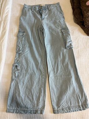 Universal Threads Women’s Cargo Light-Wash Jeans
